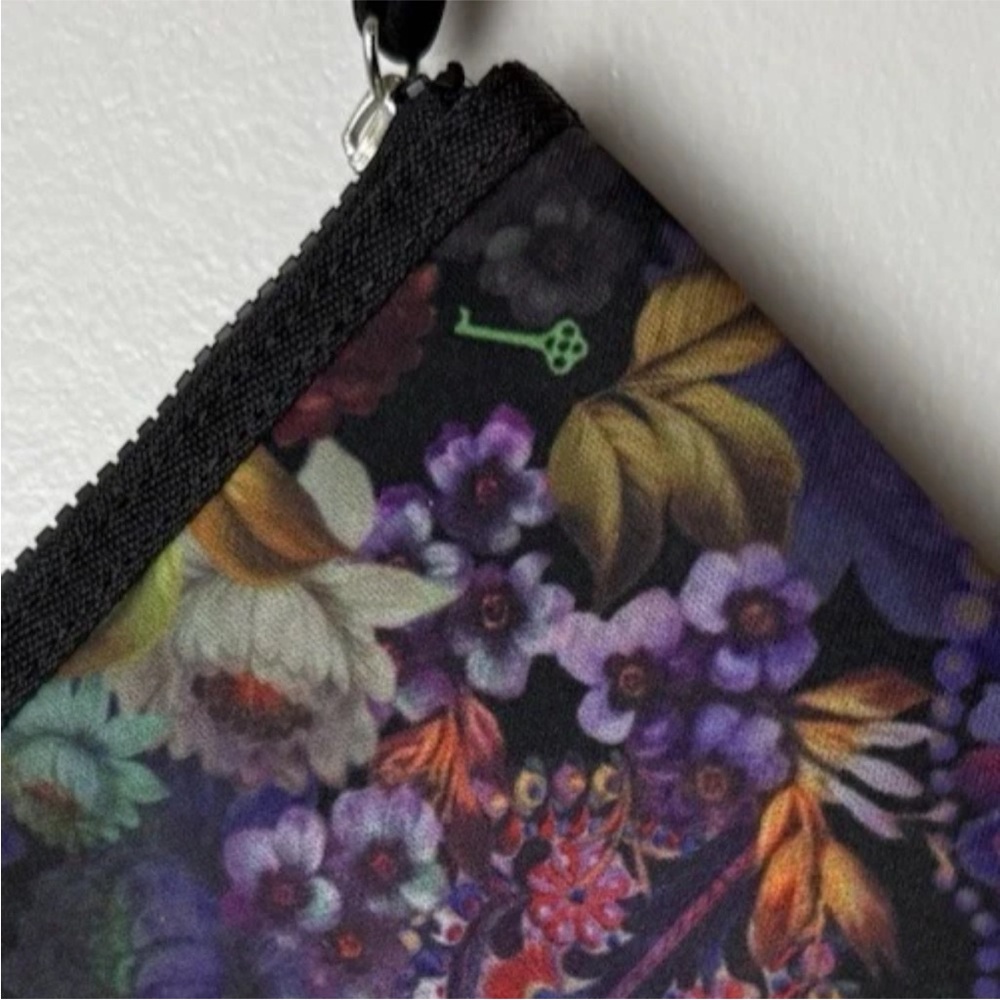 Cynthia Rowley GO Clutch Pouch Wristlet Black Floral Neoprene Zip Close 7 x 9 - Picture 6 of 7